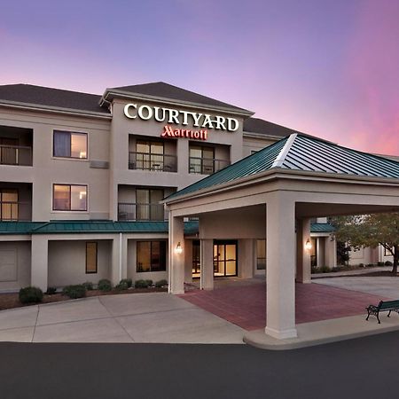 Courtyard By Marriott Topeka Exterior photo