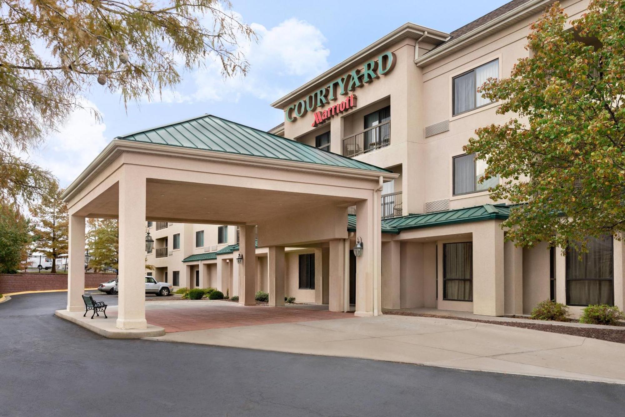Courtyard By Marriott Topeka Exterior photo