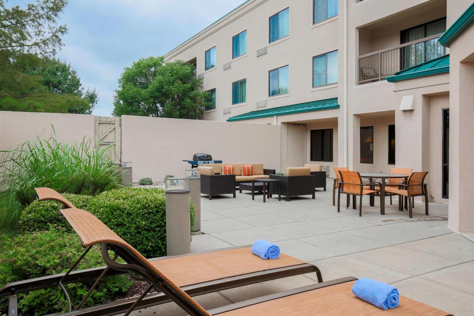 Courtyard By Marriott Topeka Exterior photo