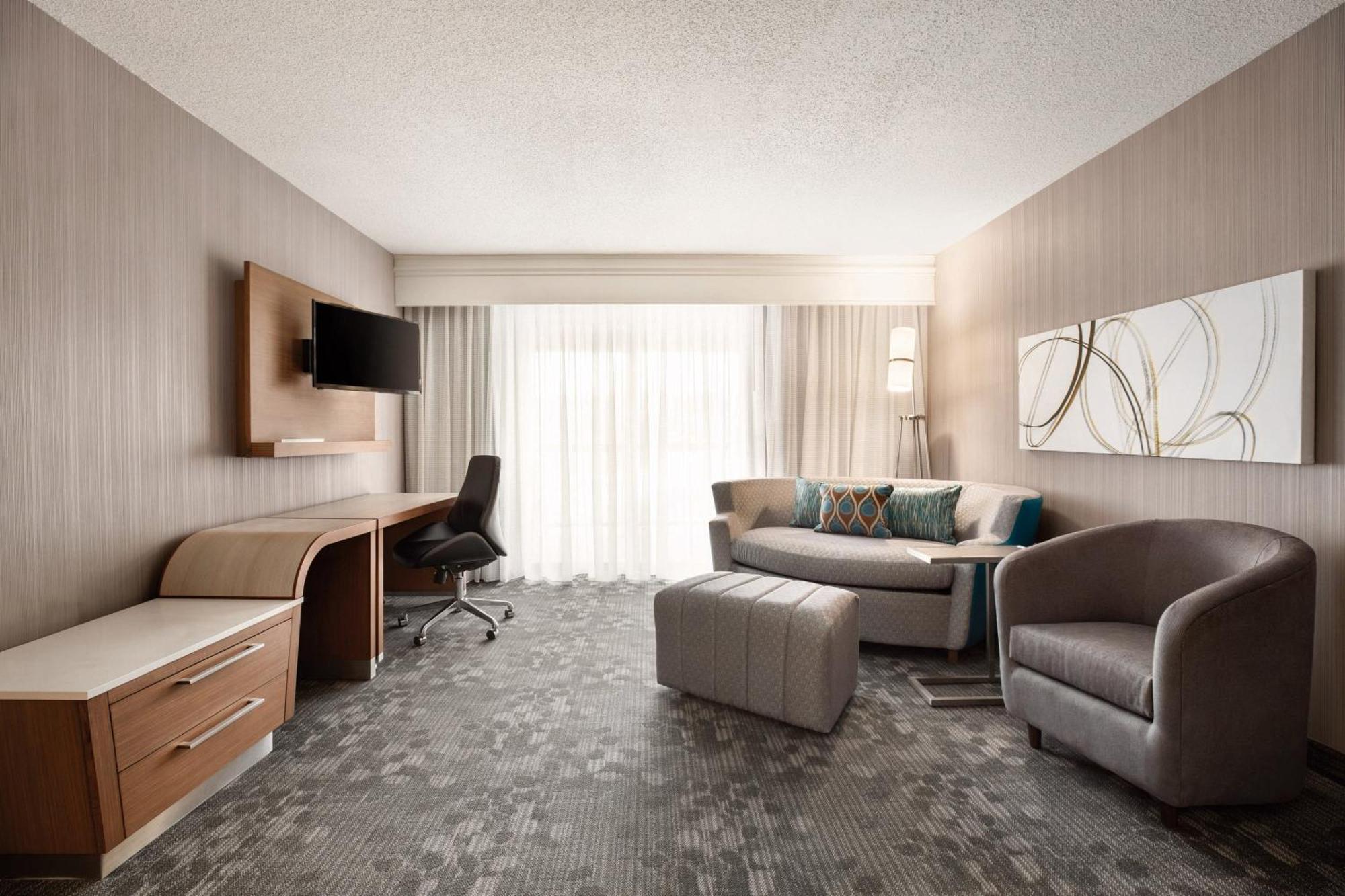 Courtyard By Marriott Topeka Exterior photo