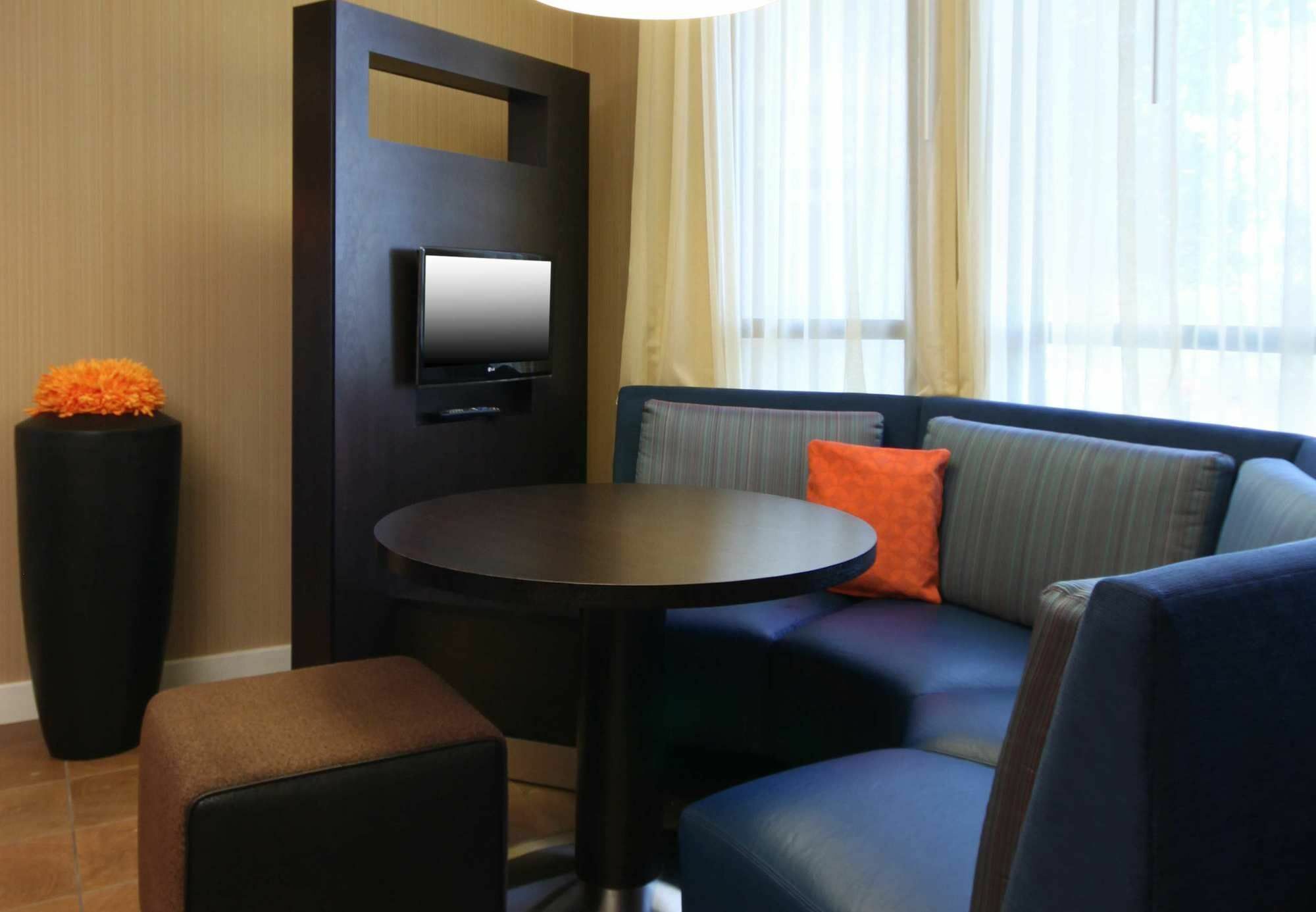 Courtyard By Marriott Topeka Exterior photo